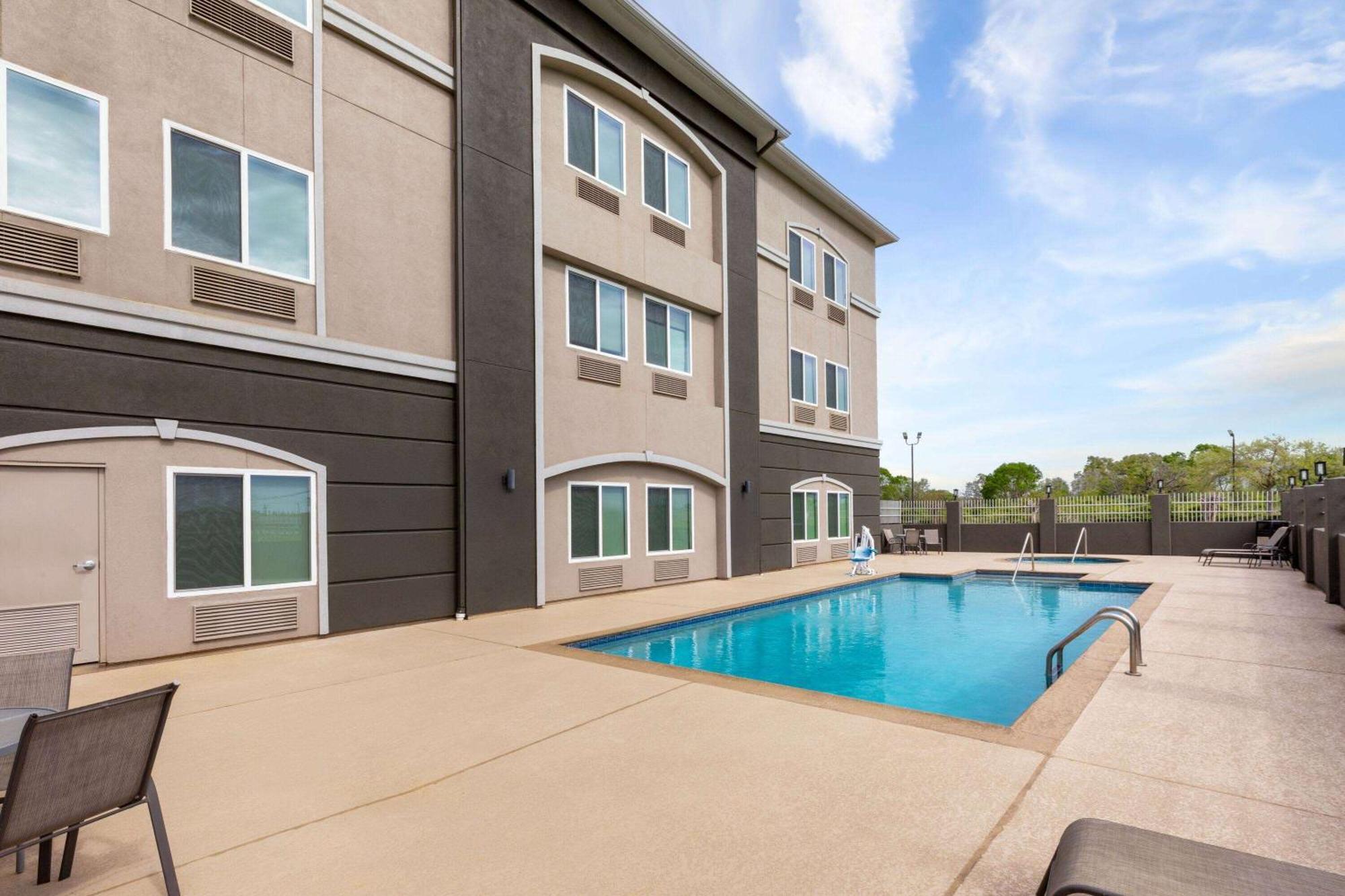 La Quinta By Wyndham Angleton Hotel Exterior foto